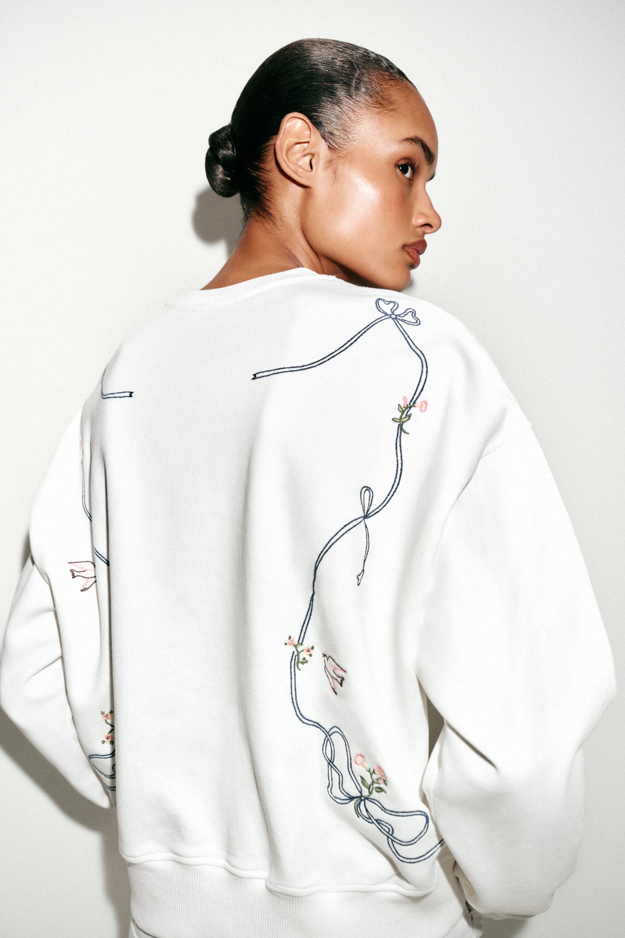 EMBROIDERED FLORAL SWEATSHIRT
